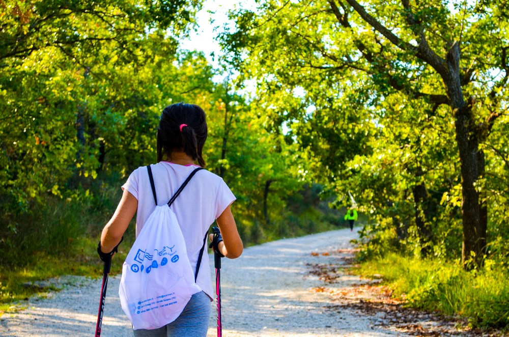 bambina nodic walking sul sentiero rapino teramo 2017